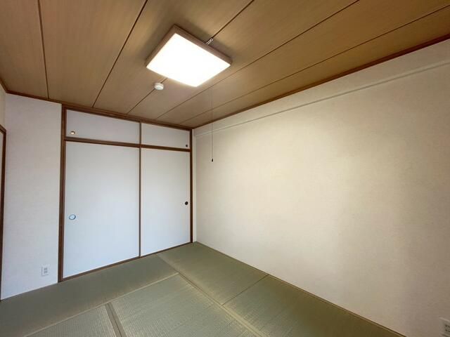Renovated 3LDK Apartment for Sale in Kaizuka, Osaka - Thumbnail 4