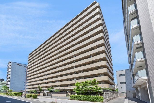 Renovated 3LDK Apartment for Sale in Minato Ward, Osaka - Thumbnail 2