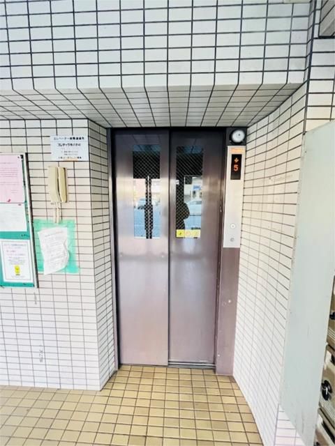 Compact 1R Apartment Near Takajo Station in Oita City - Thumbnail 3