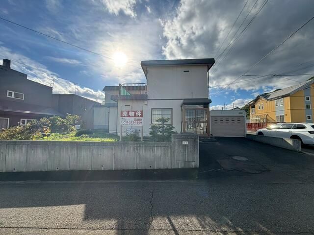 Spacious 2LDK House with Garden for Sale in Sapporo's Minami Ward - Thumbnail 2