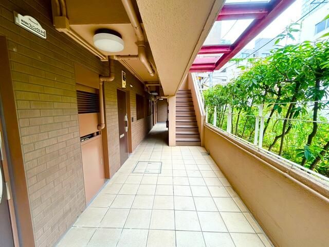Renovated 1LDK Apartment for Sale in Minami-Aoyama, Tokyo - Thumbnail 4