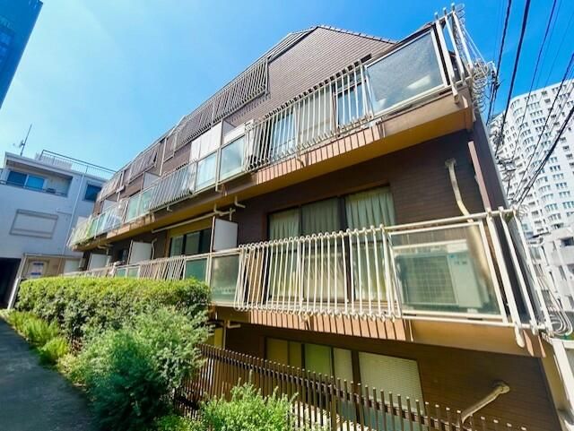 Renovated 1LDK Apartment for Sale in Minami-Aoyama, Tokyo - Thumbnail 2