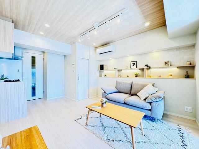 1LDK Apartment for Sale in Nishi-Shinjuku, Tokyo - Thumbnail 4