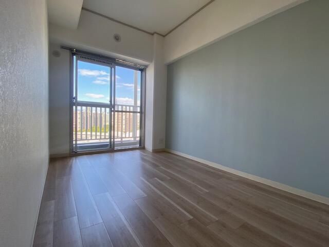 Renovated 3LDK Apartment with Sunroom in Osaka Port Town - Thumbnail 4