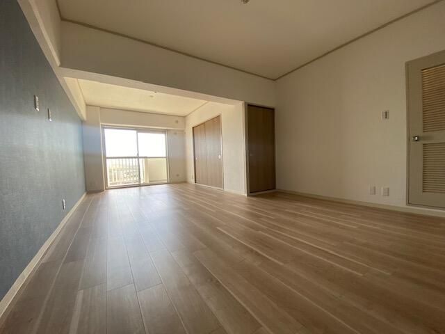 Renovated 3LDK Apartment with Sunroom in Osaka Port Town - Thumbnail 3