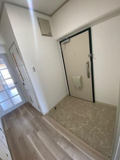 Renovated 3LDK Apartment with Sunroom in Osaka Port Town - Thumbnail 2