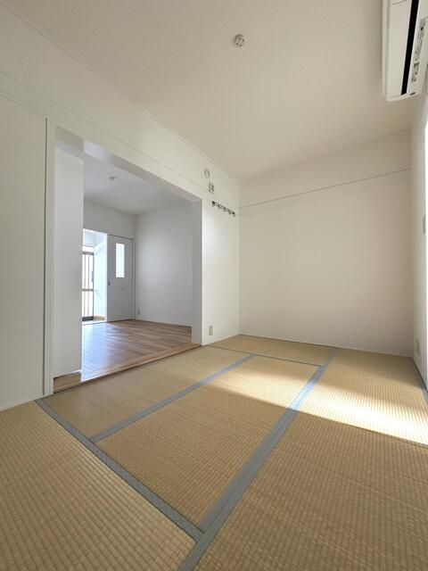 1DK Apartment for Rent in Quiet Toyonaka, Osaka | 42,000 Yen - Thumbnail 3