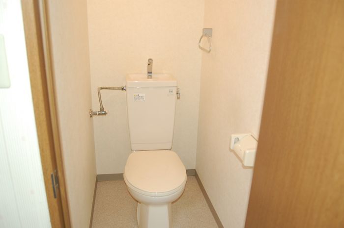 1DK Apartment for Rent in Takamatsu, Kagawa - 20,000 Yen - Thumbnail 2
