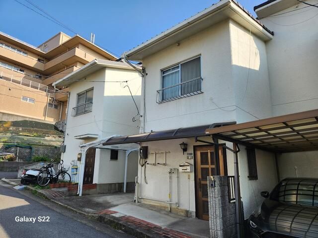 3LDK Terrace House for Sale in Tomidabayashi, Osaka - Image 1