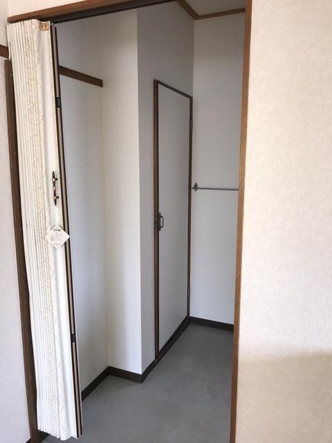 1SK Townhouse for Rent in Tsurumi Ward, Osaka | 45,000 Yen - Thumbnail 3