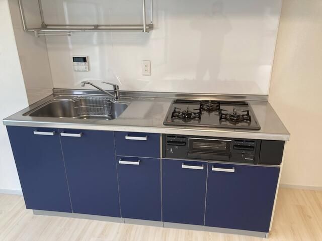 Renovated 1LDK Apartment with Dual Balconies in Setagaya, Tokyo - Thumbnail 3