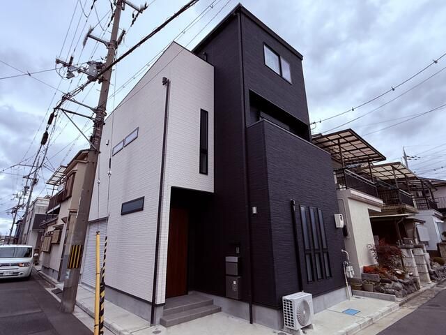 4LDK Detached House with Electric Garage in Yao, Osaka - Image 1