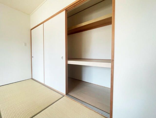 Renovated 3LDK Apartment for Sale in Higashiosaka, Osaka - Thumbnail 3