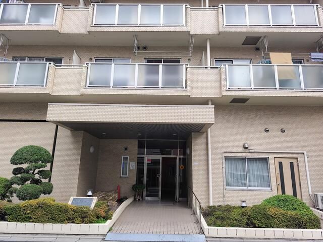 Top-Floor 2DK Apartment with Roof Balcony in Arakawa, Tokyo - Thumbnail 3