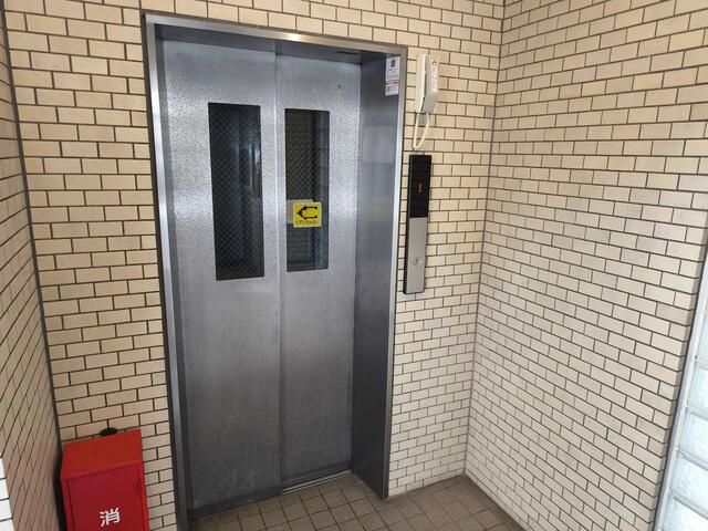 Top-Floor 2DK Apartment with Roof Balcony in Arakawa, Tokyo - Image 1