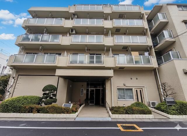 Top-Floor 2DK Apartment with Roof Balcony in Arakawa, Tokyo - Thumbnail 2