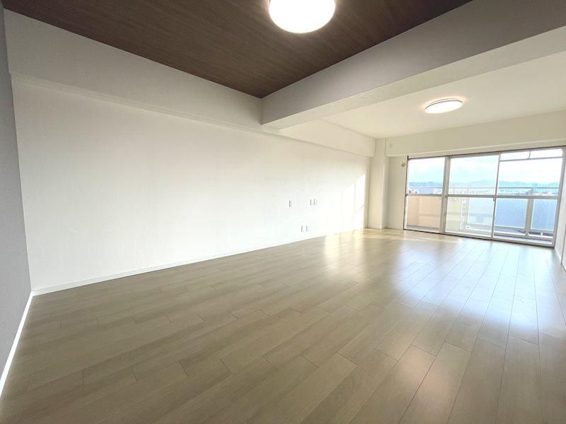 Renovated 3LDK Apartment in Hirakata, Osaka | Top Floor Views - Thumbnail 3