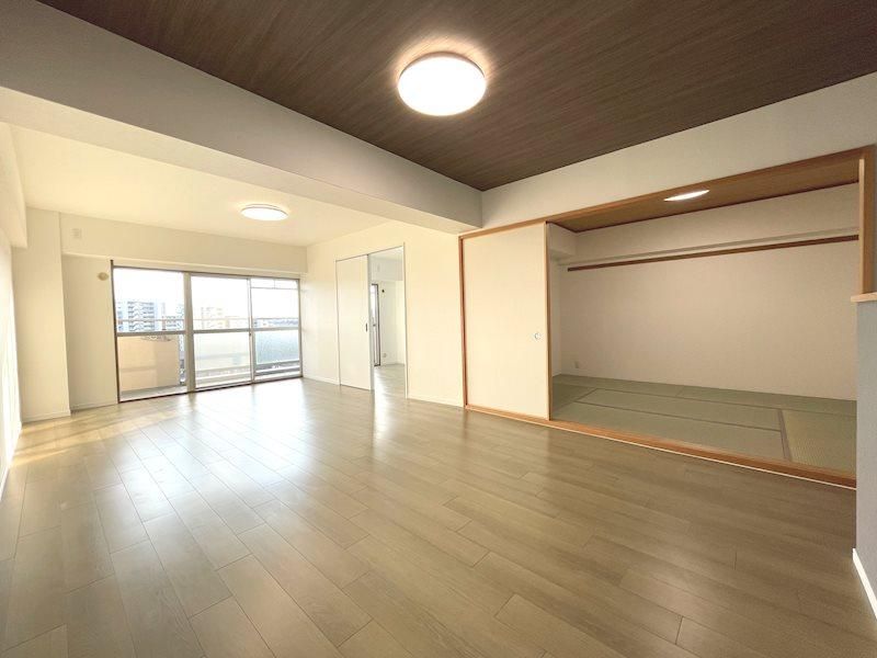 Renovated 3LDK Apartment in Hirakata, Osaka | Top Floor Views - Thumbnail 4