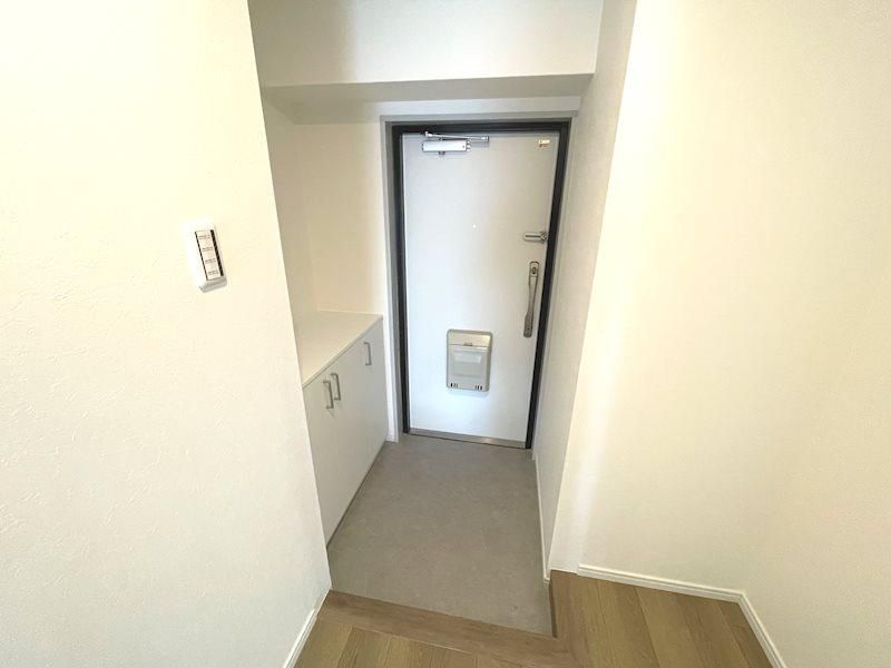 Renovated 3LDK Apartment in Hirakata, Osaka | Top Floor Views - Thumbnail 2