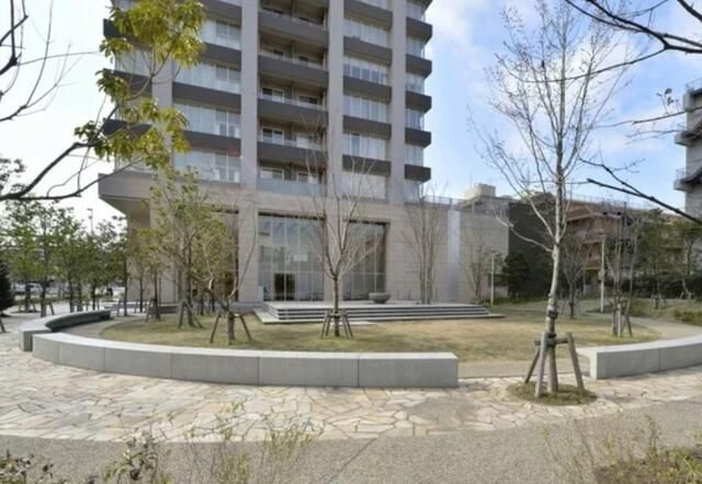 12F 2LDK Seismic-Isolation Tower Apartment in Koto, Tokyo - Thumbnail 2