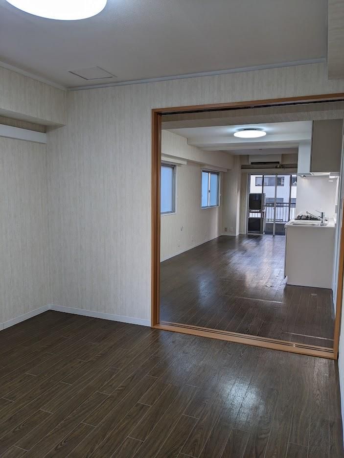 Renovated 2LDK Apartment in Chiyoda, Tokyo | 59 sqm, River Views - Thumbnail 3
