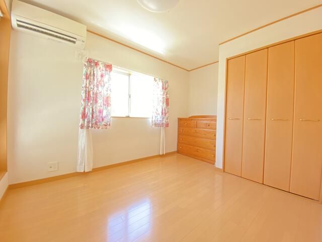 4LDK House with 2 Parking Spaces for Sale in Yokosuka - Thumbnail 2