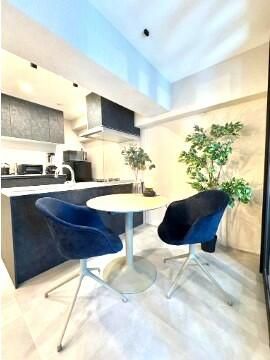 Renovated 1LDK Top-Floor Apartment for Sale in Roppongi, Tokyo - Thumbnail 4