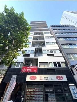 Renovated 1LDK Top-Floor Apartment for Sale in Roppongi, Tokyo - Thumbnail 2