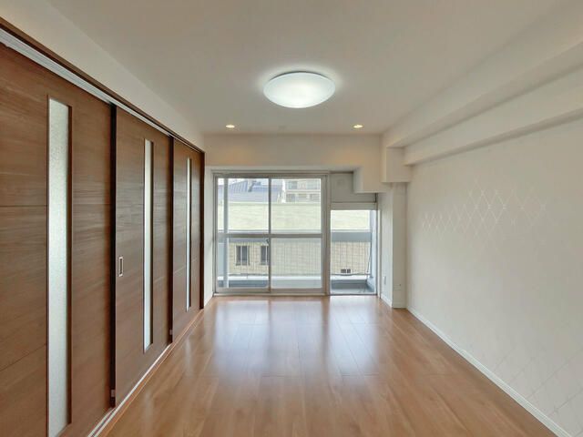 2LDK Apartment for Sale in Shinjuku, Tokyo with Dual Balconies - Thumbnail 4