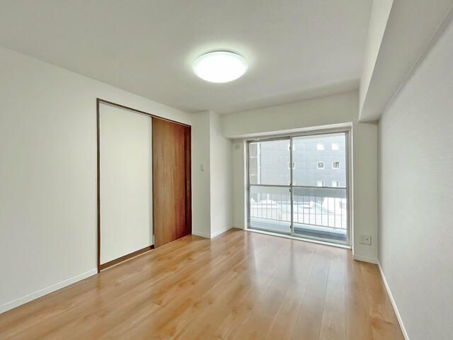 2LDK Apartment for Sale in Shinjuku, Tokyo with Dual Balconies - Thumbnail 3