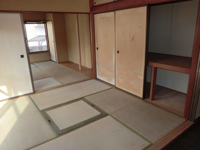 5LDK Detached House with Garden for Sale in Ikeda, Osaka - Thumbnail 4
