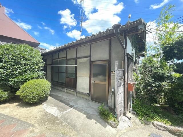 7-Bedroom Single-Story House for Sale in Shijonawate, Osaka - Thumbnail 3