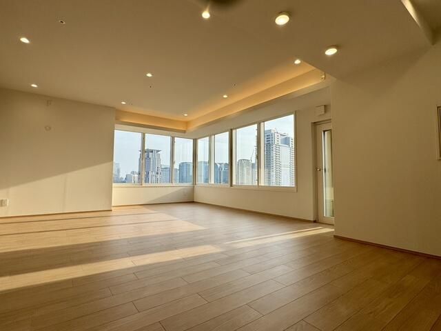 Renovated 2LDK Tower Condo in Osaka Kita-ku - 31st Floor - Thumbnail 4