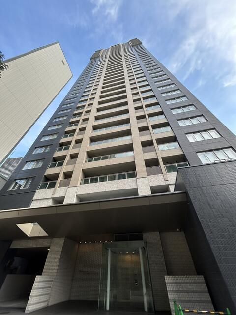 Renovated 2LDK Tower Condo in Osaka Kita-ku - 31st Floor - Thumbnail 2