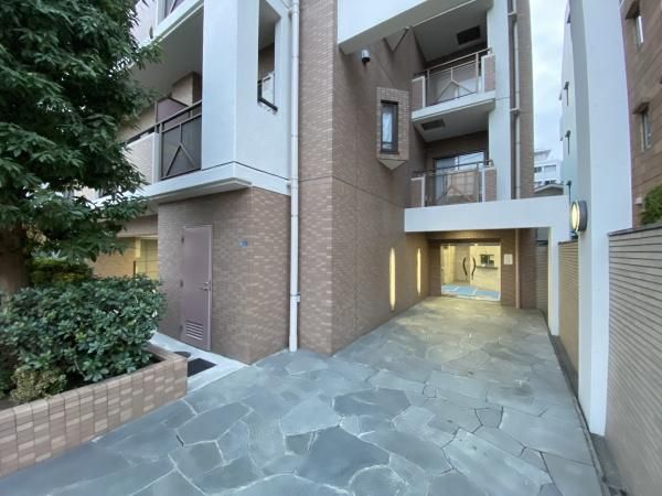 1DK Condo for Sale in Minato, Tokyo - 8th Floor View, Near Takanawadai Stn - Image 1