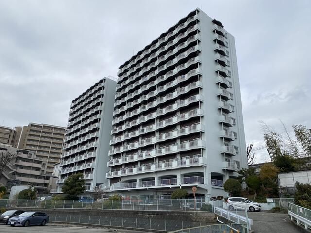 12F 2SLDK Apartment for Sale in Toyonaka, Osaka | Senri Royal Mansion - Thumbnail 2