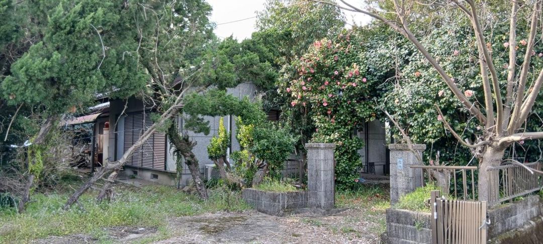 Large 677 sqm Plot with 3DK House for Sale in Kagoshima City - Thumbnail 2