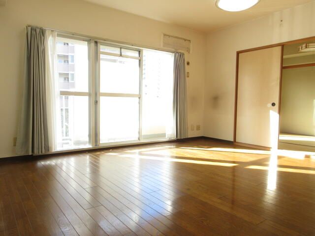4LDK Corner Apartment with South Balcony, Osaka Joto Ward - Thumbnail 4