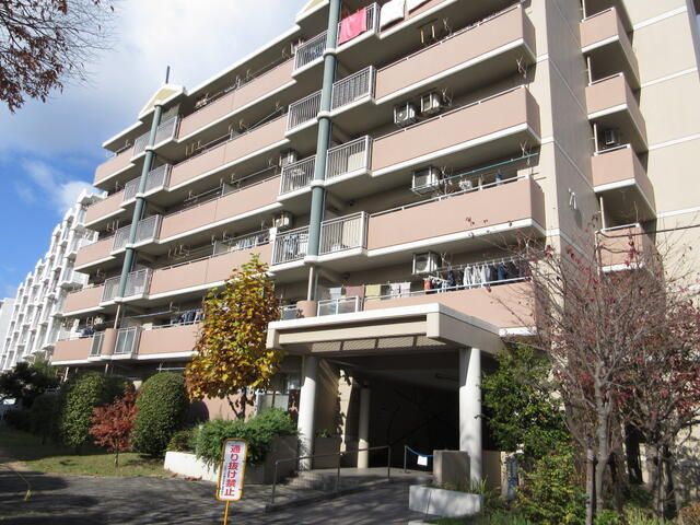 4LDK Corner Apartment with South Balcony, Osaka Joto Ward - Thumbnail 2