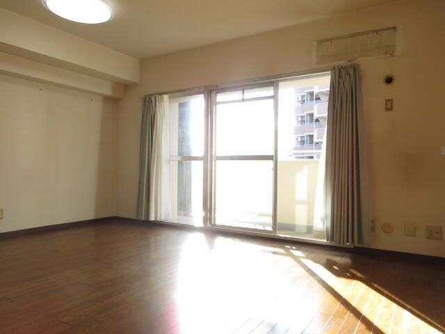4LDK Corner Apartment with South Balcony, Osaka Joto Ward - Thumbnail 3