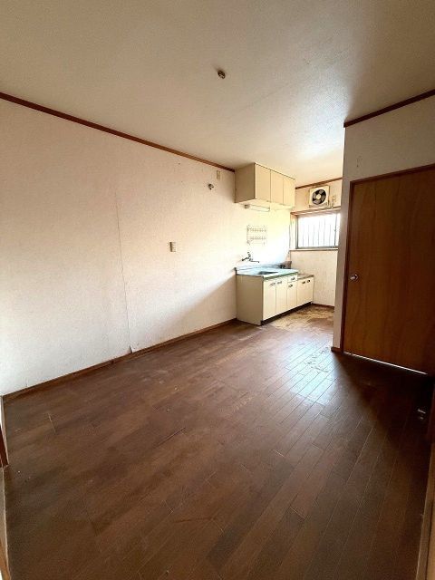 1968 2DK House for Sale in Quiet Iizuka, Fukuoka - 800,000 Yen - Thumbnail 3