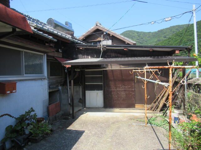 1930 Wooden House for Sale in Saiki, Oita - 8K Layout on Corner Lot - Thumbnail 2