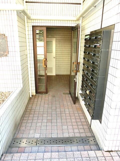 Corner 1R Apartment with Dual Balcony for Sale in Shinagawa, Tokyo - Thumbnail 2