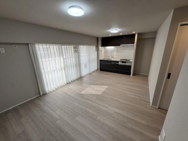 Renovated 2LDK Apartment for Sale near Green Park Station, Toyonaka - Thumbnail 3