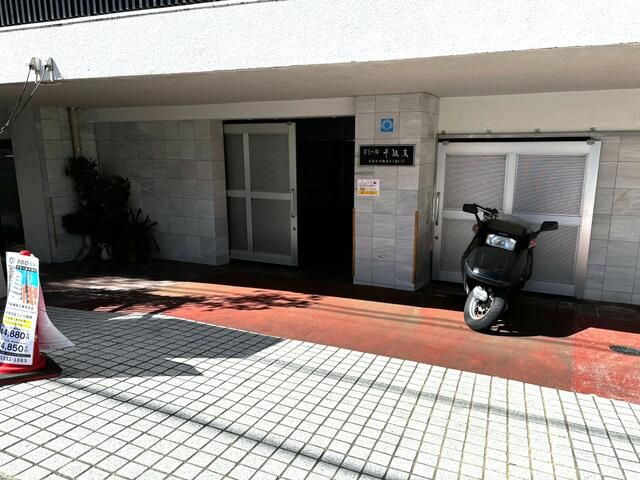 Renovated 1LDK Apartment for Sale in Sendagi, Bunkyo - Thumbnail 2
