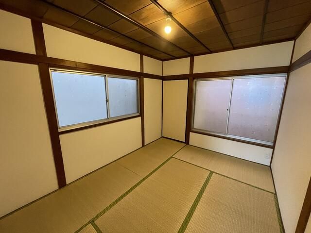 Renovated 2LDK Terrace House for Sale in Daito City, Osaka - Thumbnail 3