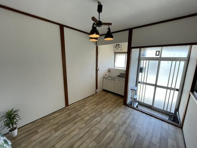 Renovated 2LDK Terrace House for Sale in Daito City, Osaka - Thumbnail 4