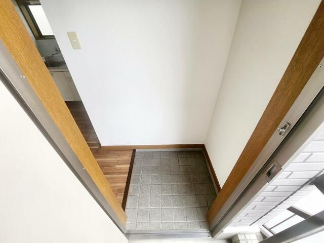 1K Townhouse for Rent in Toyonaka, Osaka - South-Facing Corner Unit - Thumbnail 2
