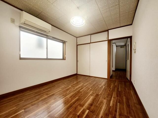 1K Townhouse for Rent in Toyonaka, Osaka - South-Facing Corner Unit - Thumbnail 4