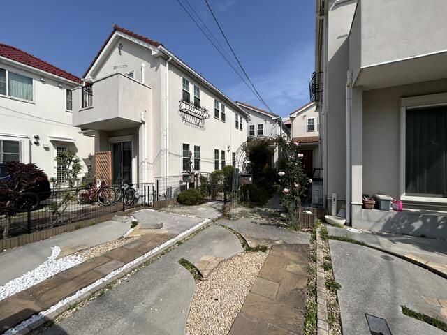 4LDK Detached House in Sagamihara with High Ceilings and Void - Thumbnail 2